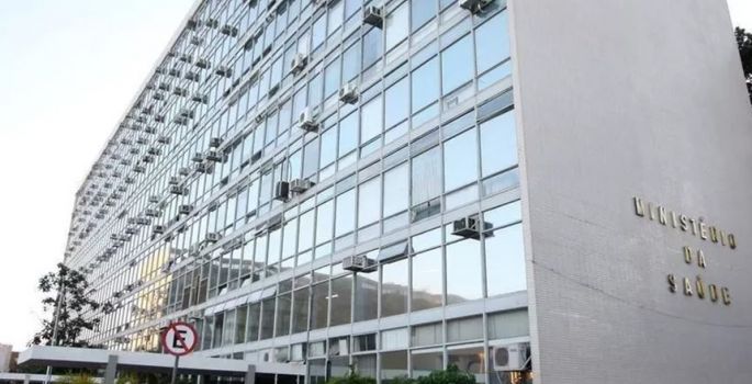 Ministério da Saúde orienta comprar medicamento com sobrepreço e, depois, levar o caso ao MP
