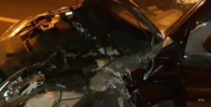 Motorista bate carro em poste na Avenida Gilberto Filgueiras em Avaré