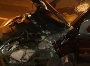 Motorista bate carro em poste na Avenida Gilberto Filgueiras em Avaré