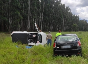 Idosa fica ferida após carro tombar na Rodovia Castelo Branco em Itatinga