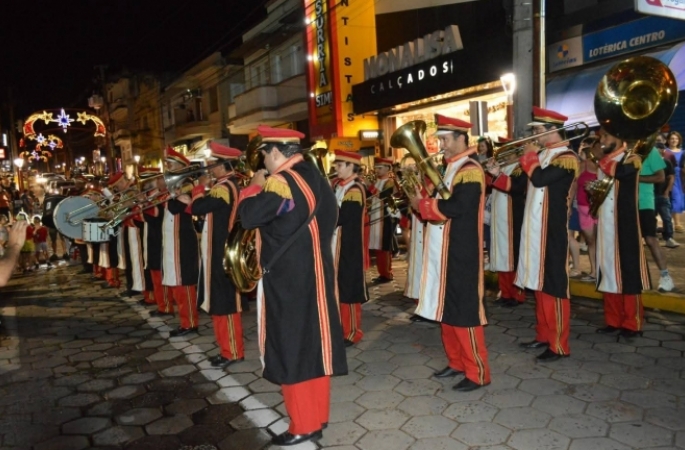 Banda da AFPCA Conduz Magia do Natal em Avaré