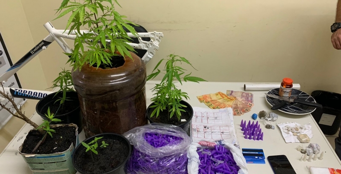 ROCAM flagra adolescentes com drogas no centro da cidade de Avaré