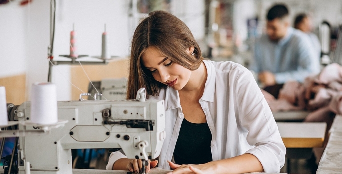 Curso gratuito de costureiro de máquina industrial está com inscrições abertas