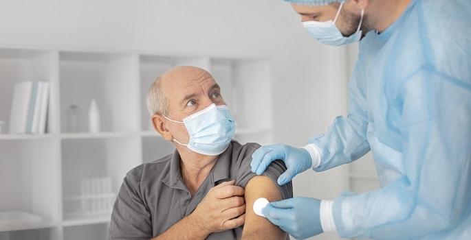 Idosos de 60 anos recebem vacina contra Gripe e Covid
