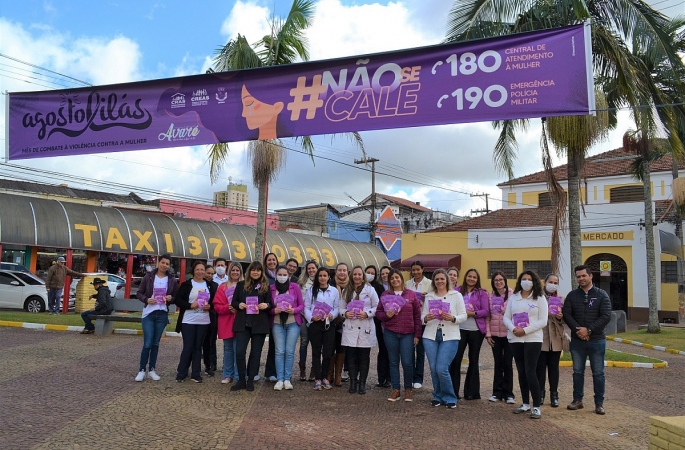 Panfletagem no Largo do Mercado destaca campanha contra violência feminina