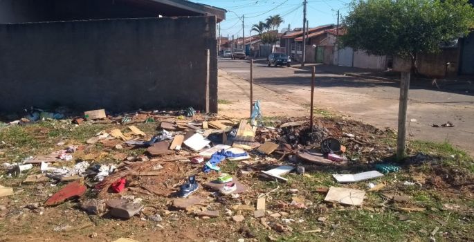 Moradores do Jardim Tropical pedem maior conscientização para descarte de lixo