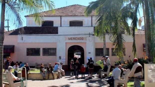 Homem “fora de si” agride e quebra comércio no centro de Avaré