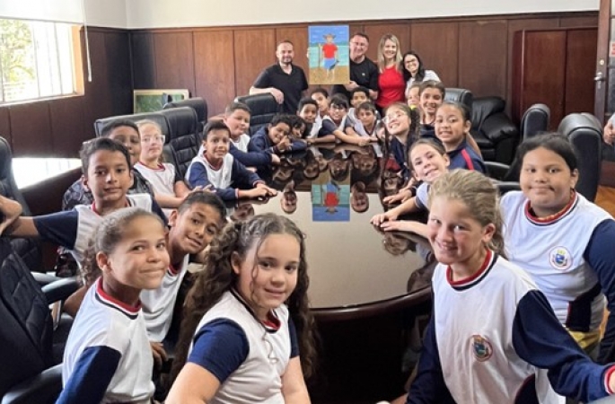 Alunos da Escola Eruce Paulucci visitam Gabinete do Prefeito de Avaré
