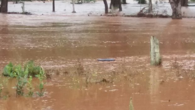 PM e bombeiros socorrem família de alagamento em Arandu