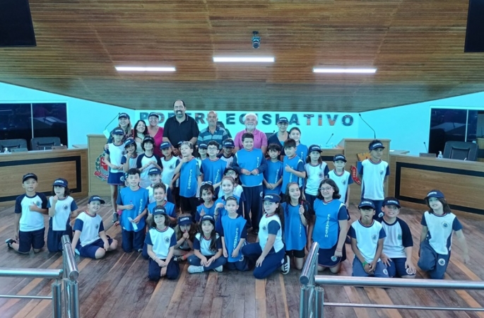 Alunos da EMEB Elizabeth de Jesus Freitas vivenciam aula de cidadania na Câmara Municipal de Avaré