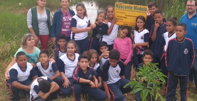 Alunos participam do plantio de 50 mudas
