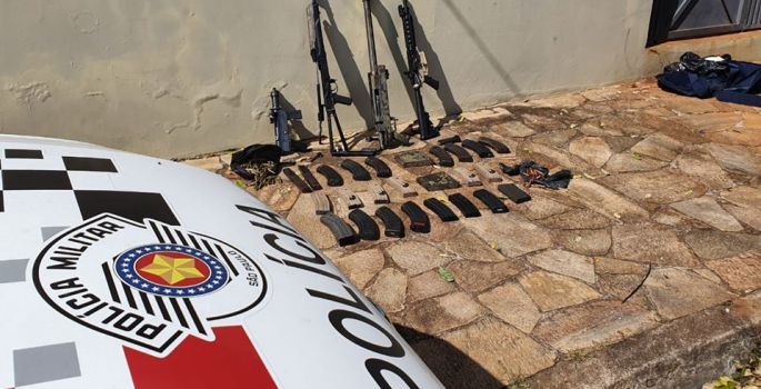 Polícia divulga armas apreendidas usadas em assalto a banco em Botucatu