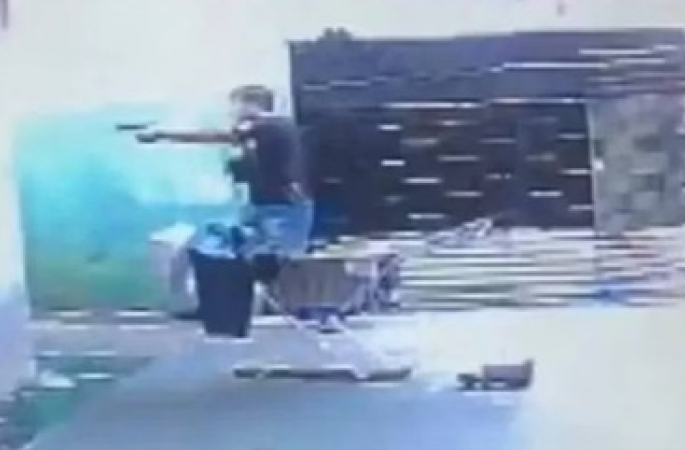 Mulher foge após 22 anos em cárcere privado e 3 filhos com o padrasto