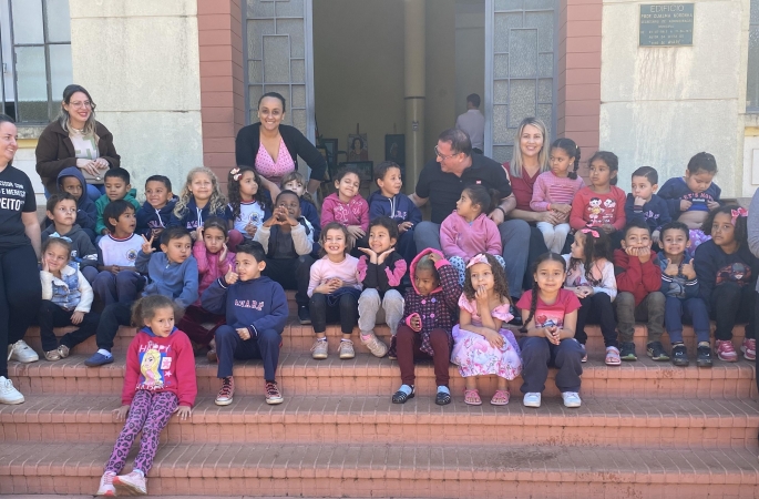 Alunos da Creche Professor Hélio Alves de Oliveira visitam Paço Municipal e vivenciam cidadania na prática