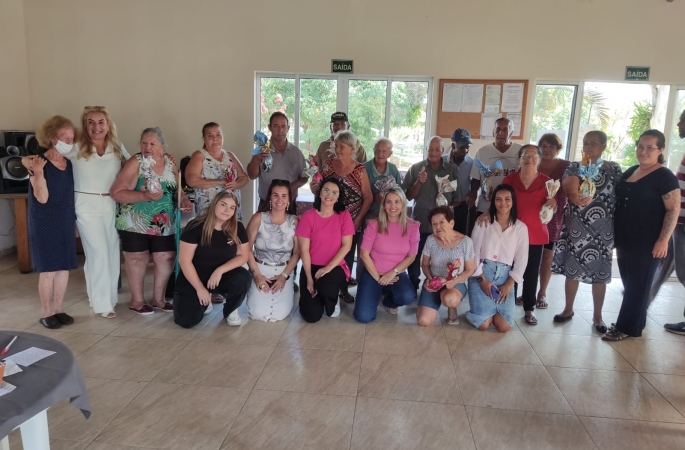 Moradores da Vila Dignidade receberam ovos de Páscoa da SEMADS