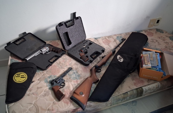Polícia Civil apreende armas e centenas de munições durante cumprimento de mandado de busca em investigação de violência doméstica