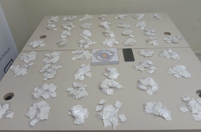 PM flagra traficante com 920 porções de cocaína em SP que seriam levadas para Cerqueira César