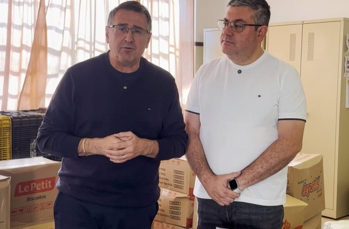Prefeitura entrega cestas básicas a alunos durante o recesso escolar