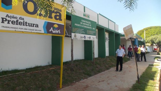 Com vereadores, prefeito vistoria obra da UPA