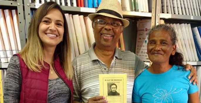 Escritor avareense doa livros para deficientes visuais