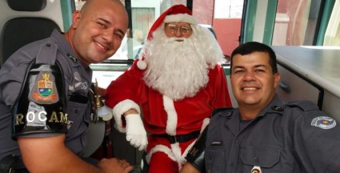 Policiais da ROCAM levam a alegria do Natal no CAPS de Avaré