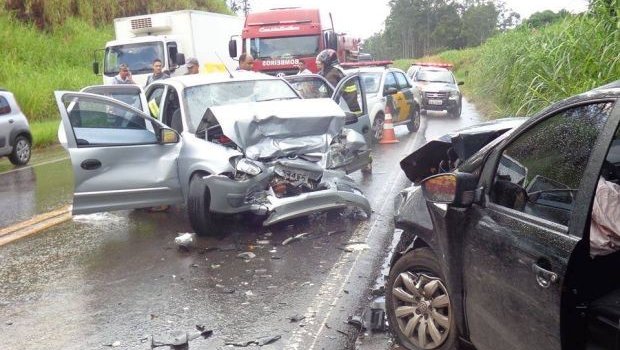 Duas crianças morrem em colisão frontal entre carros em rodovia