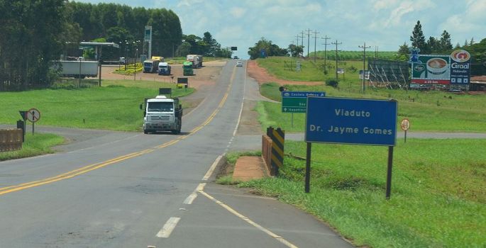 Cinco pessoas ficam feridas após carro bater em placa de sinalização na Raposo Tavares