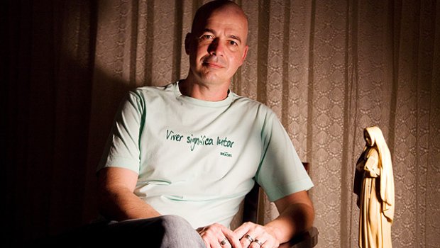 Ex-padre recebe sem surpresa excomunhão por defender união gay
