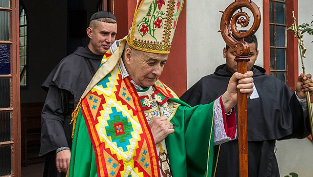 Preso bispo acusado de pedofilia