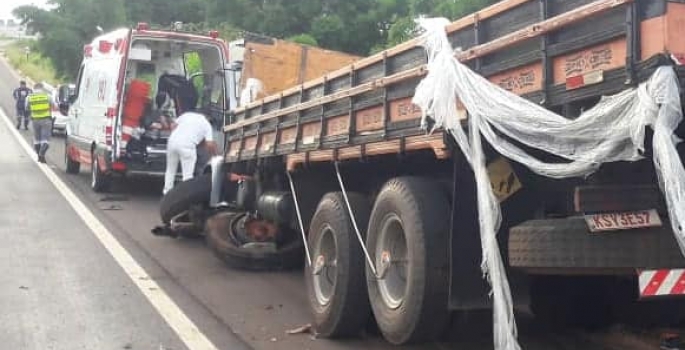 Passageiro morre ao ser arremessado de carreta após motorista perder controle por problema na roda