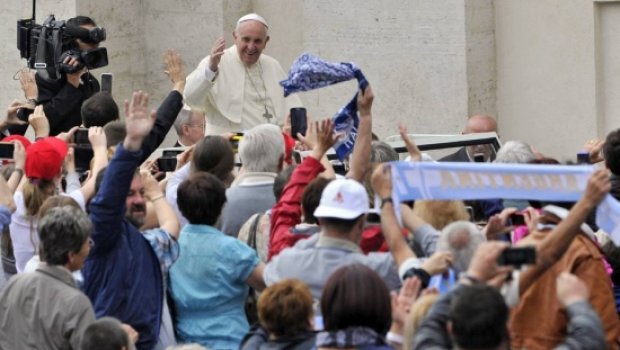 Diante da crise política, papa pede diálogo e paz no Brasil
