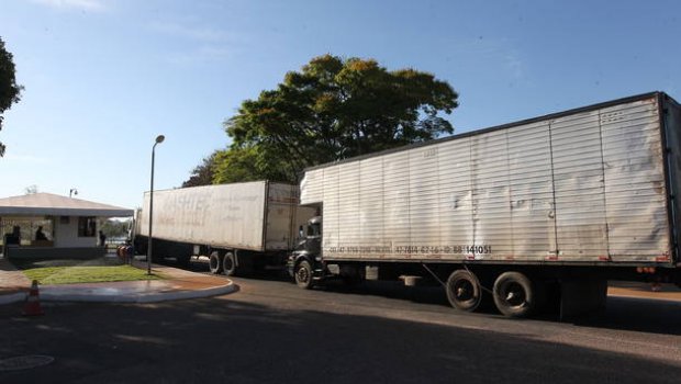 Caminhões chegam ao Alvorada para mudança de Dilma  Brasília