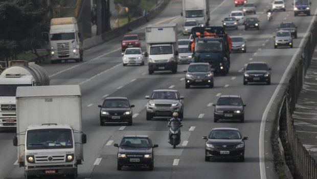 Tribunal libera cobrança de multas por farol baixo apagado em rodovias