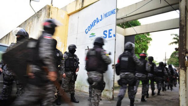 Operação acha radiotransmissores e 2 mil armas brancas em presídios