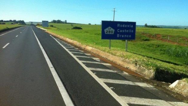 Três pessoas são encontradas baleadas em carro na Castello Branco