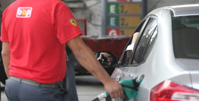 Ministro diz que cartéis impedem queda no preço da gasolina