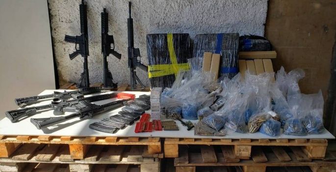Polícia apreende caminhão com 500 kg de maconha e 6 fuzis