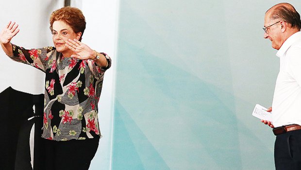 Público vaia Alckmin e aplaude Dilma em entrega de casas no interior de SP