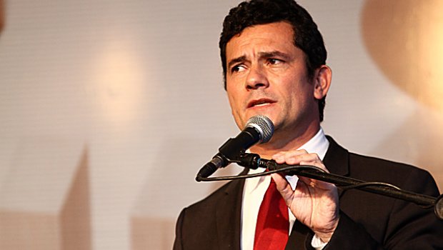 Sociedade deve fiscalizar “governantes que agem nas sombras”, diz Moro