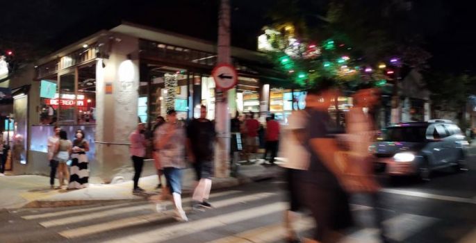 Bares e restaurantes vão à Justiça contra restrição de horário e de venda de bebidas em SP