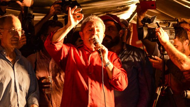 “Não vai ter golpe”, discursa Lula em ato contra impeachment na Paulista