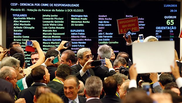 Por 38 a 27 votos, comissão aprova relatório pró-impeachment