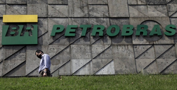 Em um ano, importação de gasolina pela Petrobras dispara 950% e a do diesel, 548%