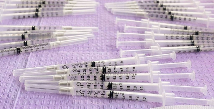 Vacina da Janssen chegará ao Brasil perto do prazo de validade