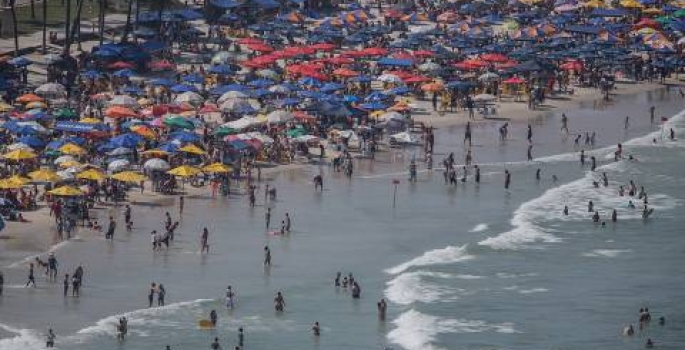 Sem máscaras, milhares lotam as praias de Guarujá neste domingo (22)