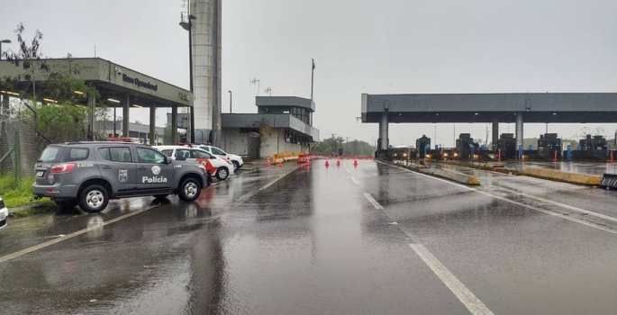 Quadrilha armada com fuzis fecha rodovia, assalta pedágio e foge de barco em SP
