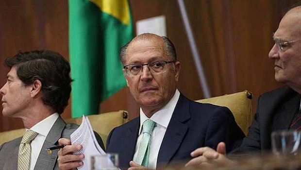 Alckmin atua para barrar novo mandato de Aécio no PSDB