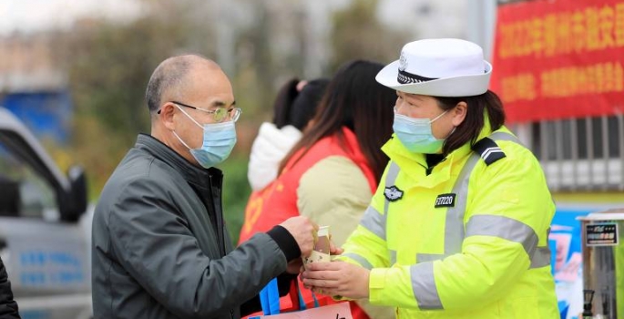 China confina cidade de 3,6 milhões de pessoas após surto local de Covid