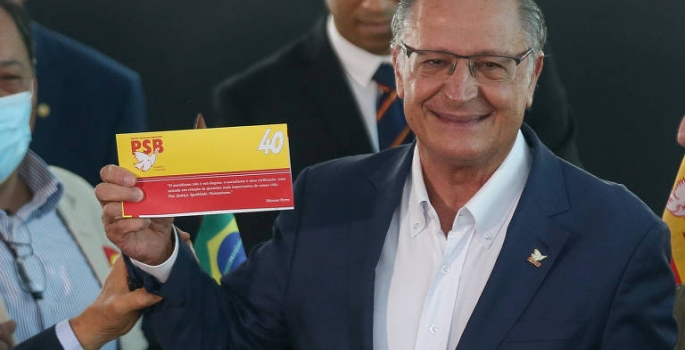 Alckmin se filia ao PSB, saúda petistas e diz que Lula é esperança do Brasil