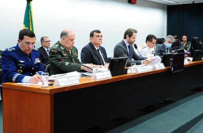 Após acertar saída com Bolsonaro,  comandantes das FFAA decidem ficar